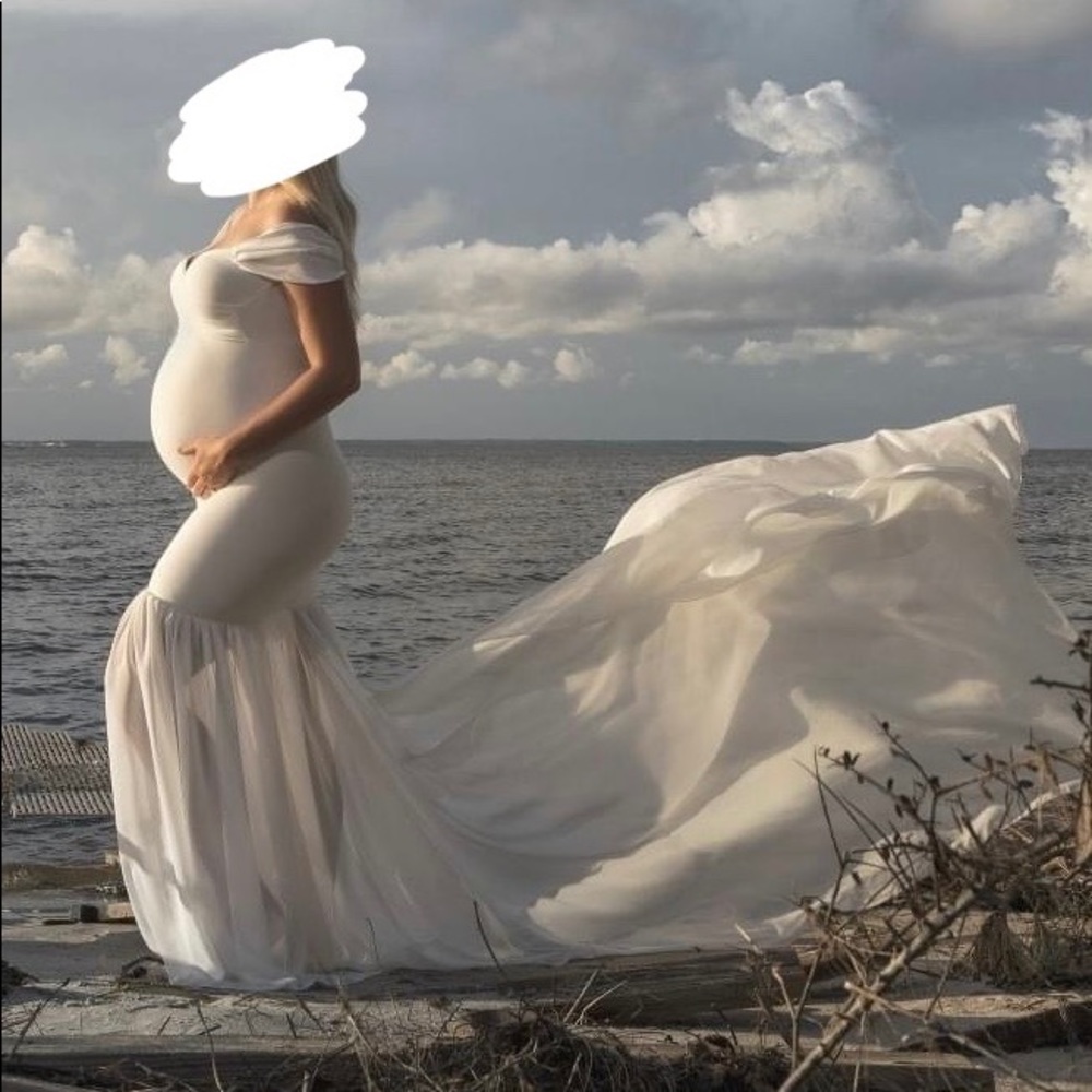 White - Maternity Dress - With Train